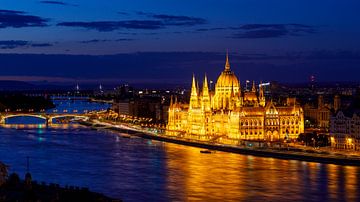 Le bâtiment du Parlement à Budapest sur Roland Brack