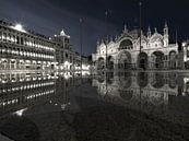 s Nachts op het San Marcoplein in Venetië van Andreas Müller thumbnail