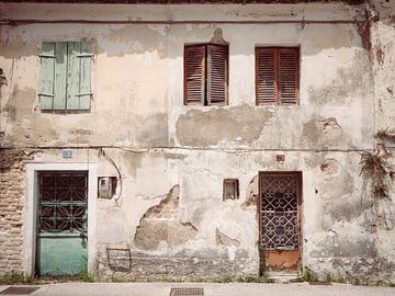 Alte Mauer, Türen mit Fensterrahmen in Griechenland von Art By Dominic