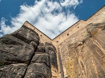 Festung Königstein, Sächsische Schweiz – Blick hoch zur Festungsmauer von Pixelwerk