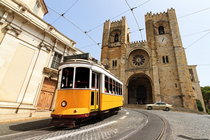 Tram en Kathedraal in Lissabon van Dennis van de Water