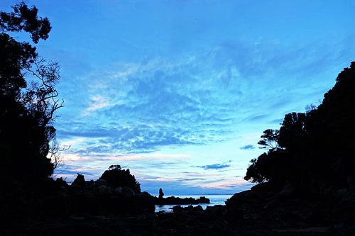 Zonsondergang bij de rotsen van Kaiteriteri in Nieuw Zeeland