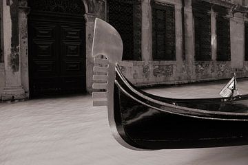 Eenzame gondel in Venetië van Wim Kooijman