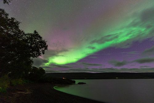 Northen light under mountains. Beau paysage naturel en Islande