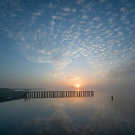 Sonnenaufgang mit Reflexion auf dem Wasser von René Wolters