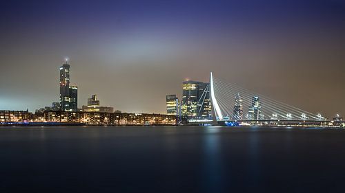 Paysage urbain de Rotterdam et du pont Érasme, pris par une soirée pluvieuse à Rotterdam, aux Pays-B