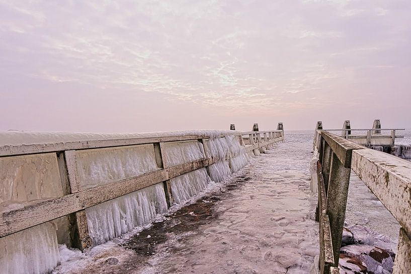Bevroren pier by Leon Eikenaar