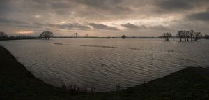 Hochwasser an der Prins Willem Alexander Brücke in Echteld von Moetwil en van Dijk - Fotografie