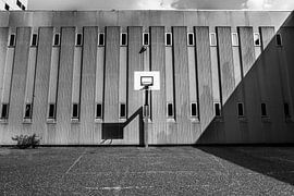 Luchtruimte bijlmerbajes Amsterdam in zwart-wit von Yannick uit den Boogaard