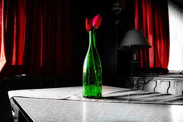 Stillleben im Verfall – Grüne Flasche mit roten Blüten im verlassenen Raum von InfiniteArtLabs