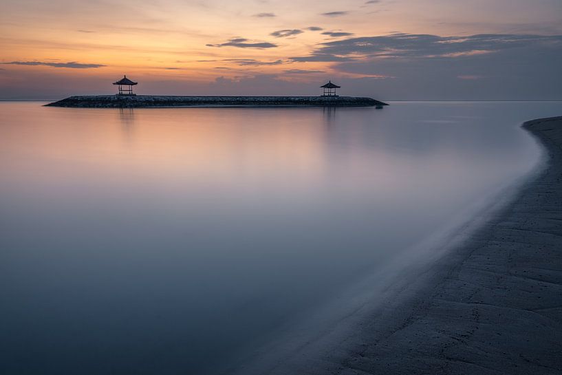Plage de Karang, Sanur, Bali, Indonésie - 23 décembre 2019 : Les deux gloriettes dans l'océan, vues  par Anges van der Logt