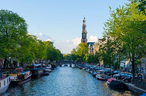 Prinsengracht in Amsterdam met de Westertoren op de achtergrond.