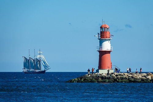 Ein Segelschiff und die Mole in Warnemünde
