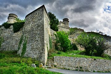 Dreigende storm bij Château du Barroux van Frank Photos