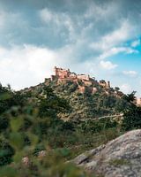Kumbhalgarh fort op een berg in India.