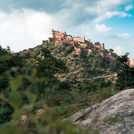 Kumbhalgarh fort on a mountain in India. by Niels Rurenga