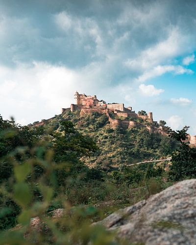 Kumbhalgarh Fort auf einem Berg in Indien.