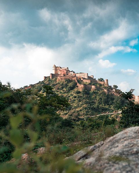 Kumbhalgarh fort op een berg in India. van Niels Rurenga