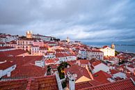 Lissabon in de schemering met zijn prachtige stadsbeeld en historische gebouwen van Leo Schindzielorz thumbnail