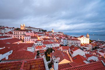 Lissabon in de schemering met zijn prachtige stadsbeeld en historische gebouwen van Leo Schindzielorz