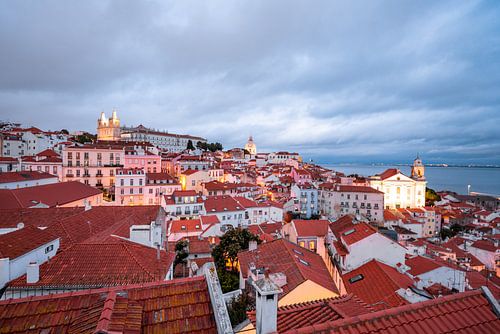 Lissabon in de schemering met zijn prachtige stadsbeeld en historische gebouwen