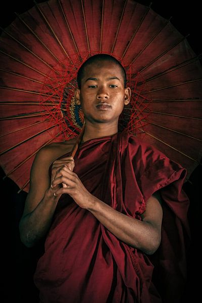 Junger Mönch in den Tempeln von Bagan von Roland Brack