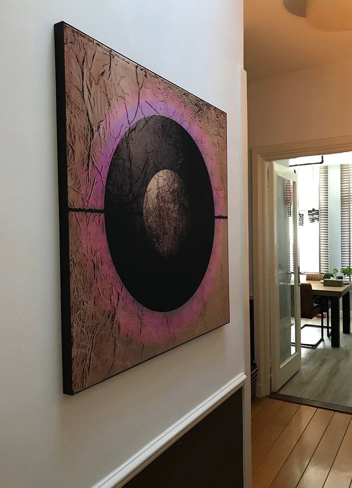 Moderne Abstraktion in Gold mit Schwarz. von Alie Ekkelenkamp