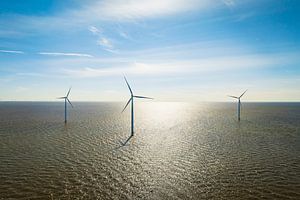 Windturbinen in einem Offshore-Windpark produzieren Strom