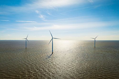 Windturbines in een offshore windpark produceren elektriciteit