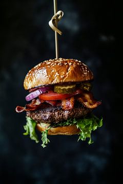 Saftiger Burger hängt an einem Zahnstocher von Poster Art Shop