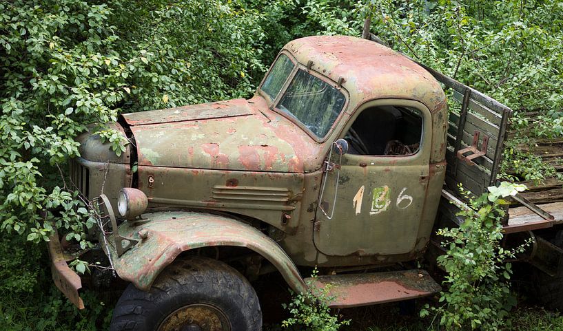 Alter Lastwagen der russischen Armee in Bulgarien, urbex von Ger Beekes