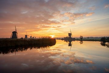 Zonsopkomst Kinderdijk (horizontaal) van Gijs Koole