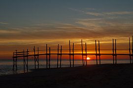 Sonnenaufgang hinter dem Steg der Wattenmeerfähre