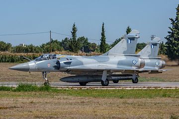 Twee Griekse Mirage 2000's vertrekken voor oefenmissie. van Jaap van den Berg