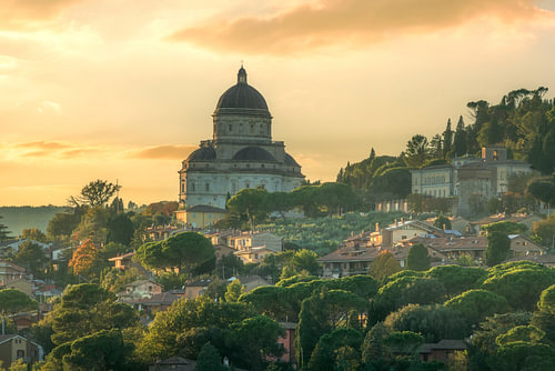 De tempel van Santa Maria della Consolazione bij zonsondergang, Todi, Umbrië
