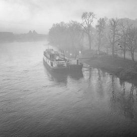 Botel und Maasboulevard im Nebel von Streets of Maastricht