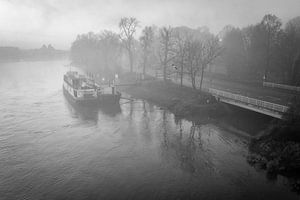 Botel en Maasboulevard in de mist