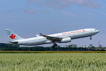 Start des Air Canada Airbus A330-300. von Jaap van den Berg