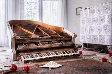 Verlaten Piano met Bloemen. van Roman Robroek - Foto's van Verlaten Gebouwen