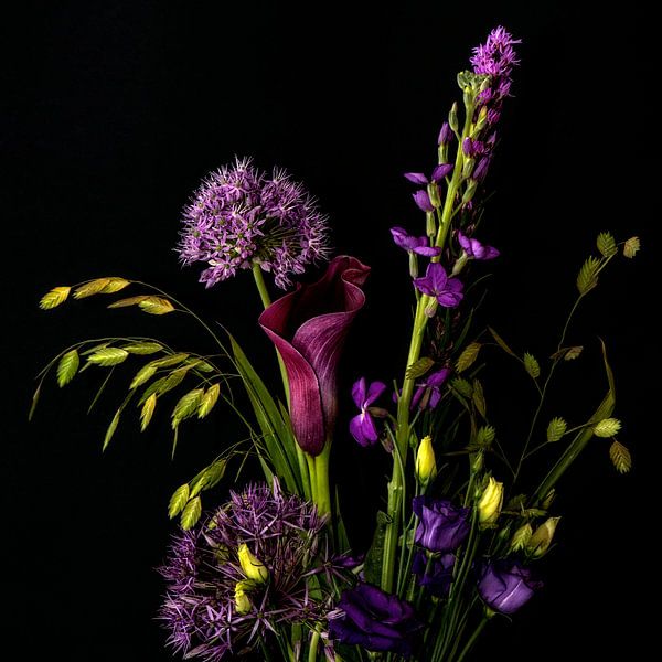Blumenstrauß mit lila Blüten von Hanneke Luit