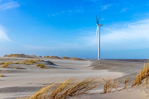 Windmolen of windturbine tijdens een februari storm op werkeiland Neel