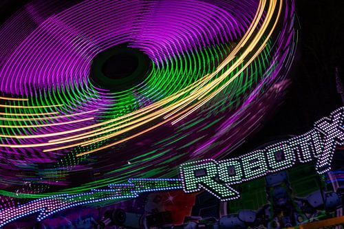 Rotor lumineux – Mouvement circulaire d'un manège sous la lumière néon