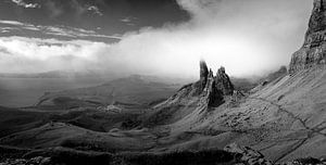 Schwarz-Weiß-Panorama des Old Man of Storr in Schottland von Marjolein Fortuin