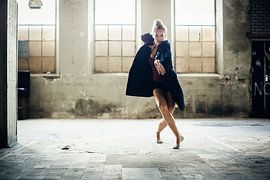 spiderman dans in verlaten fabriek van Corine de Ruiter