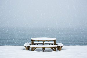 Picnic tafel in een sneeuwbui - Vesteralen, Noorwegen van Martijn Smeets