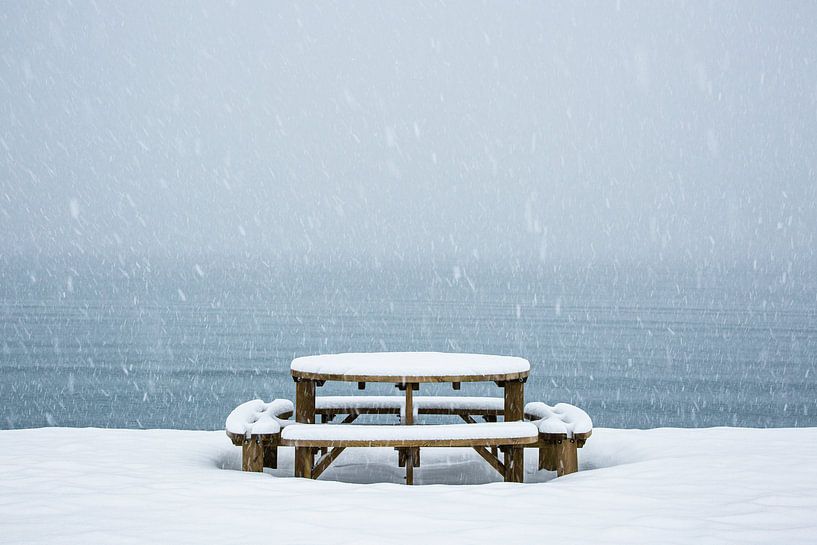 Picknicktisch in einem Schneeschauer - Vesteralen, Norwegen von Martijn Smeets