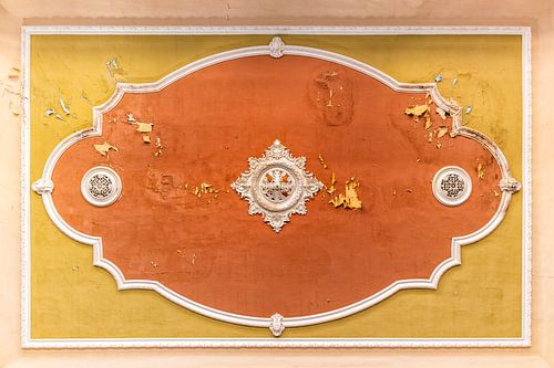 Plafondschildering van een verlaten balzaal