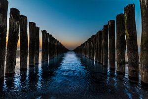 Wellenbrecher bei Sonnenuntergang in Domburg (Symmetrie) von Marjolijn van den Berg