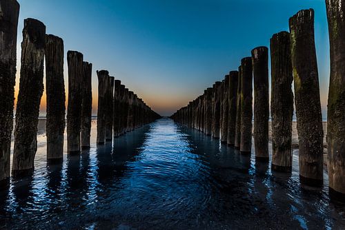 Golfbrekers bij zonsondergang in Domburg ( symmetrie )