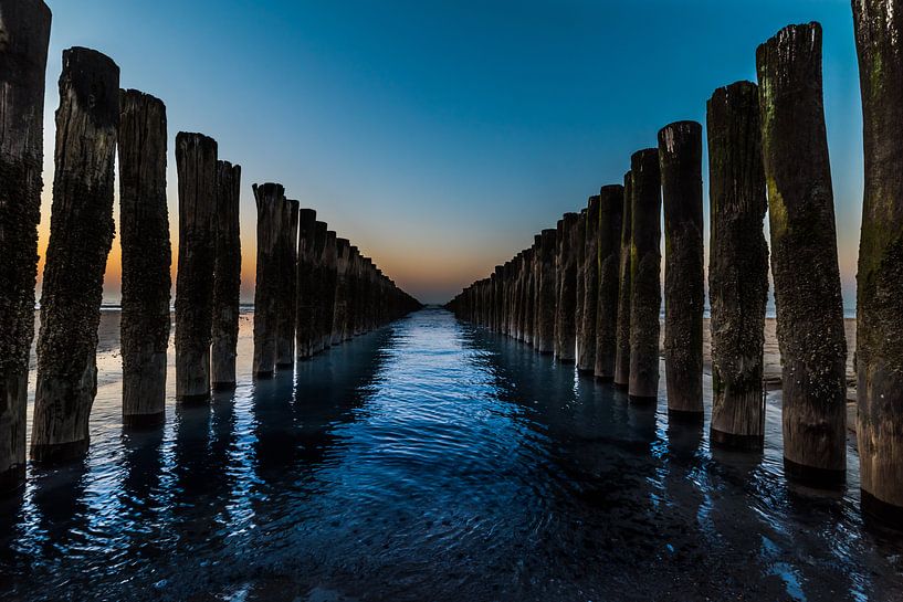 Brise-lames au coucher du soleil à Domburg (symétrie) par Marjolijn van den Berg